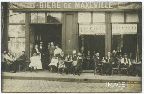 Groupe de personnes devant un café